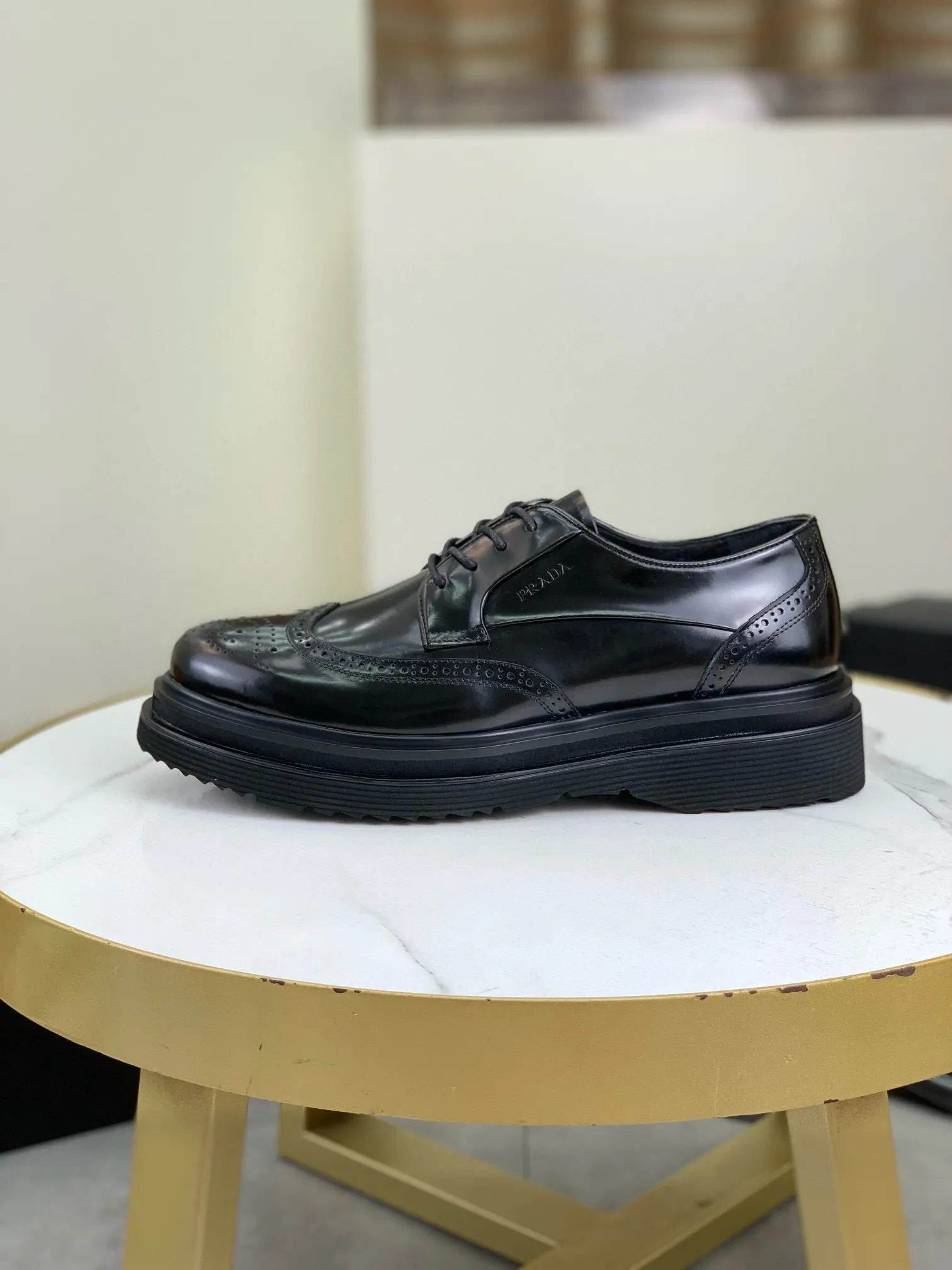 Factory price P880 💰Original quality, top version🔱 ＰＲＡＤＡPrada. Men's business casual leather shoes, top quality products. 1:1 shipment⬆️Luxurious and noble👞All imported original brand fabrics, just to create a more comfortable wearing experience. Upper: Original comfortable open edge bead-rubbed calf leather➕Top imported water-dyed full cow lining, original lightweight and comfortable TPU foam combination bottom✔️Code number: 39-44 (38.45 can be customized)